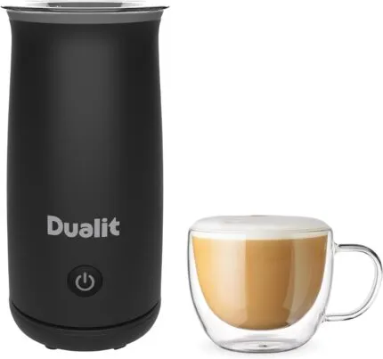Dualit DA8414 handheld milk frother next to a cup of frothy latte.